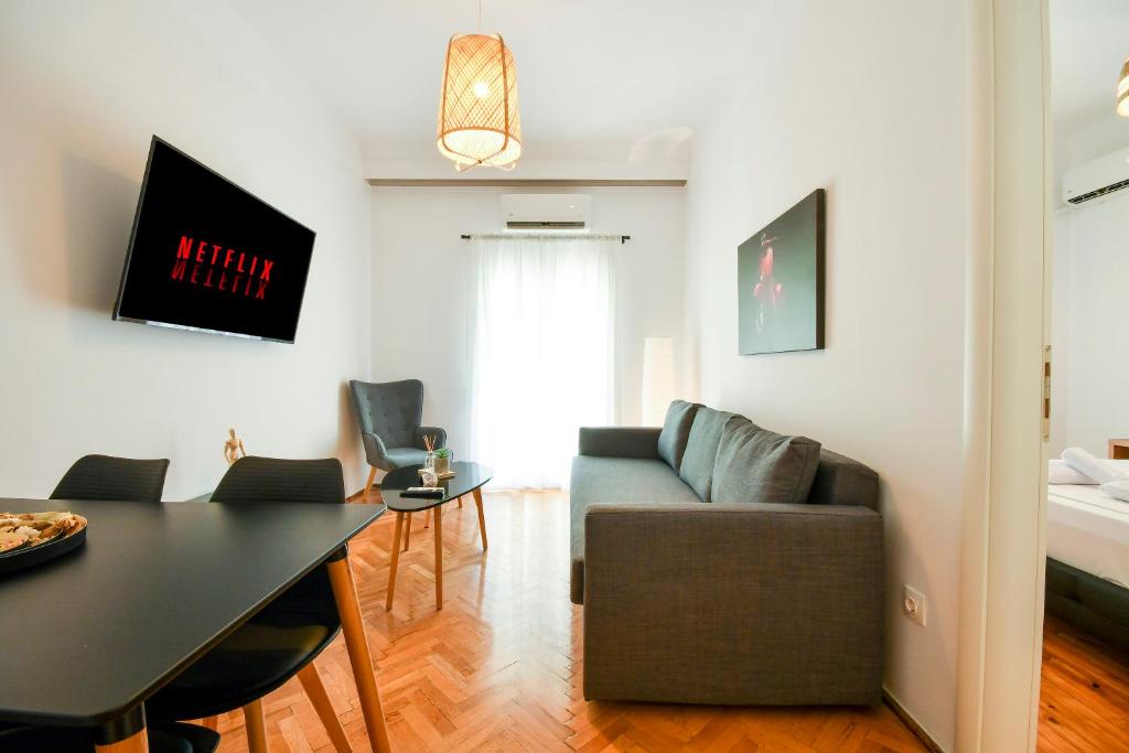 una sala de estar con un sofá y una mesa en Thessaloniki Center Comfortable Apartment, en Tesalónica