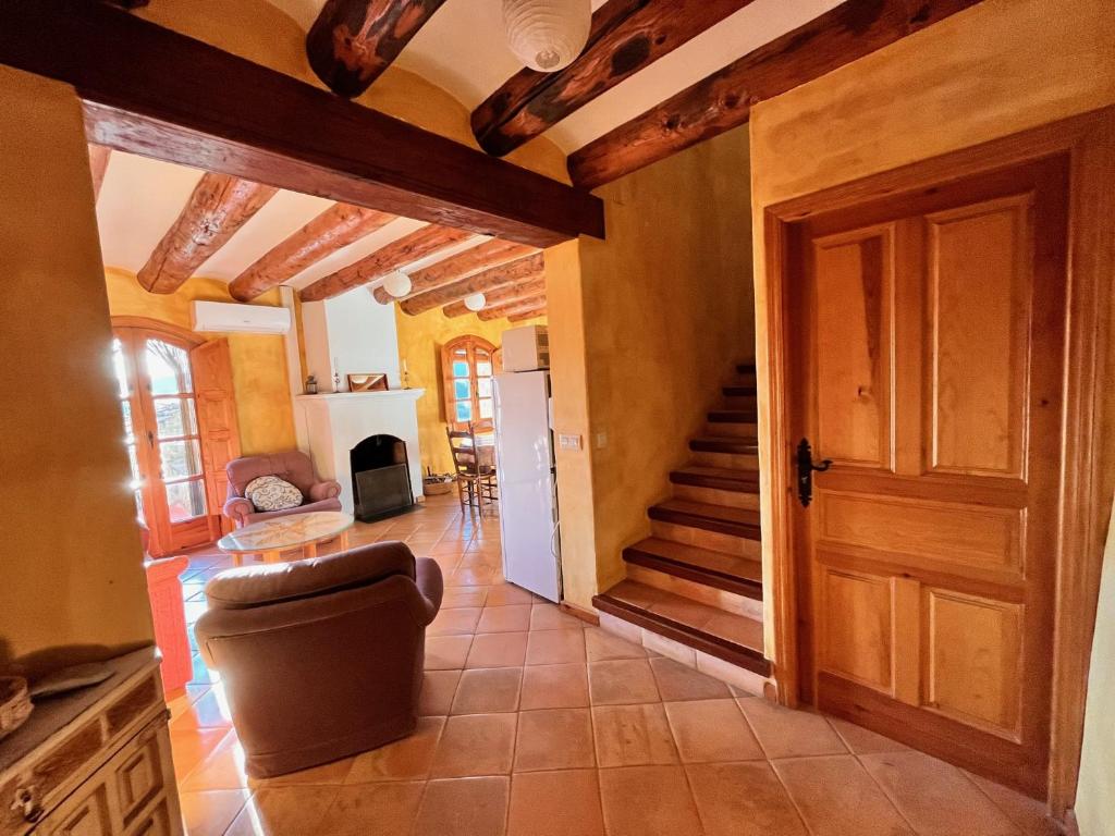 um corredor com uma porta e uma escada numa casa em Nº7 em Aínsa