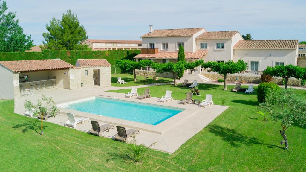 una vista aérea de una villa con piscina en Le Saint Victor, en Pernes-les-Fontaines