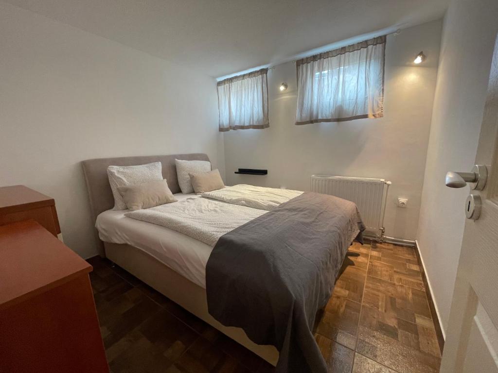 Posteľ alebo postele v izbe v ubytovaní Smeraldo Apartmanok Siófok
