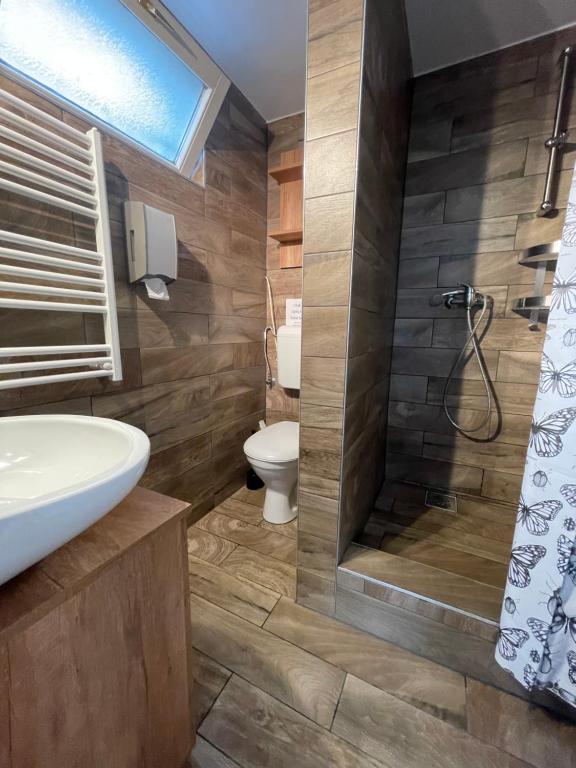 Kúpeľňa v ubytovaní Smeraldo Apartmanok Siófok