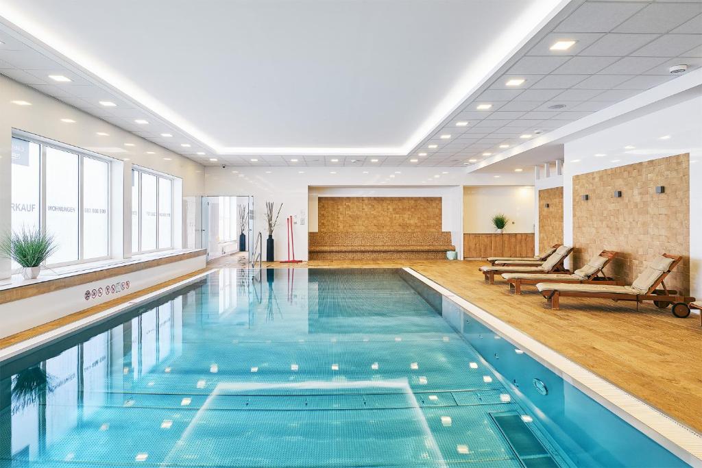 a pool in a hotel lobby with a swimming pool at Apartman Residence Moser 1504 in Karlovy Vary