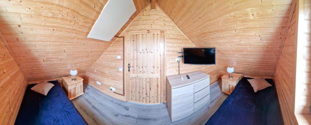 Televízia a/alebo spoločenská miestnosť v ubytovaní Orli Domek