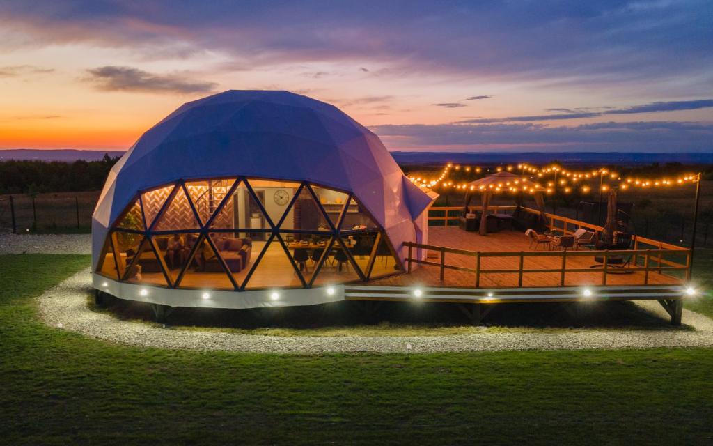 einem kuppelförmigen Gebäude mit Lichtern auf einem Feld in der Unterkunft The Dome Breaza (BV) in Breaza