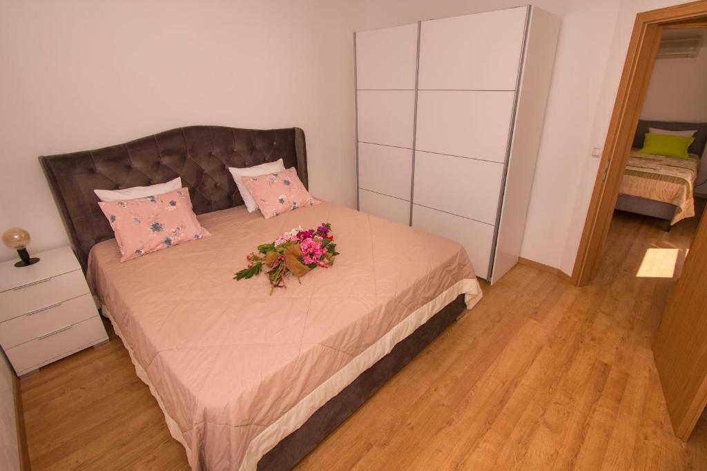 Posteľ alebo postele v izbe v ubytovaní Apartman MIRIS BORA