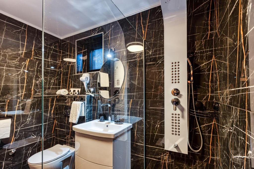 Koupelna v ubytování Apartmani Tiske noći