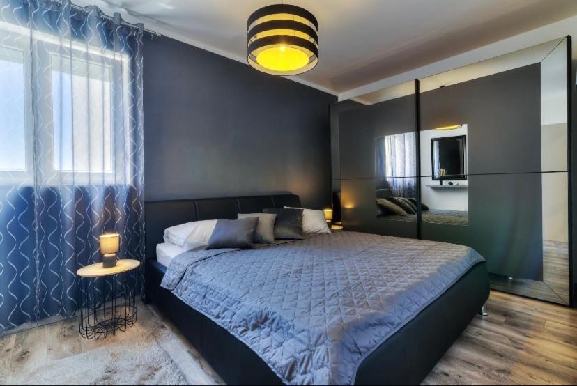 ein Schlafzimmer mit einem großen Bett und einem großen Fenster in der Unterkunft Apartment Tera in Senj