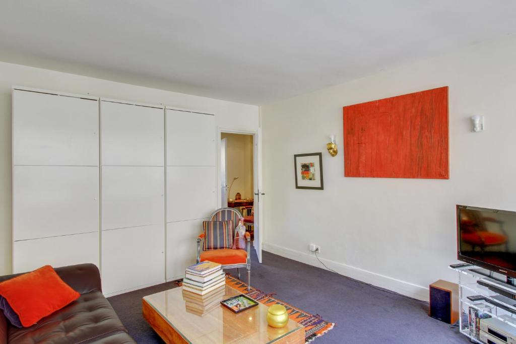 un salon avec un canapé et une table dans l'établissement Elegant appartement près de la Tour Eiffel by Weekome, à Paris