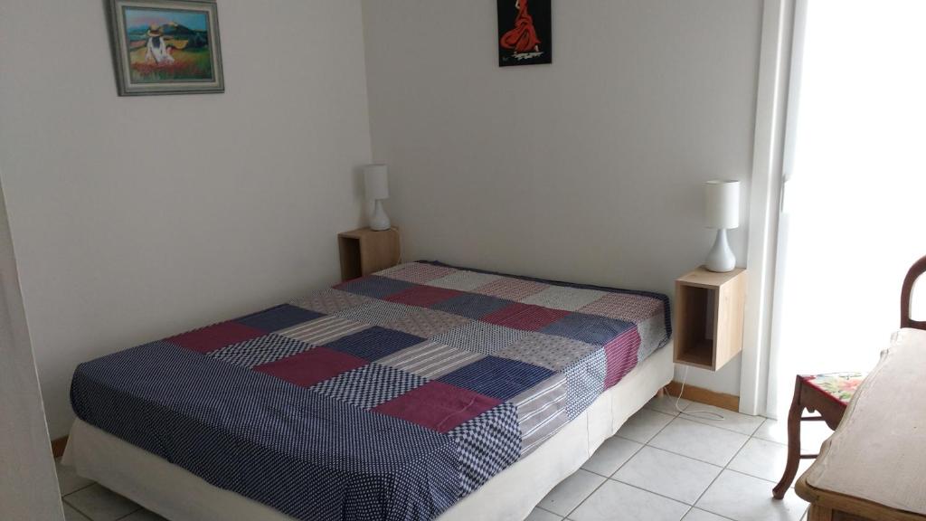 Posteľ alebo postele v izbe v ubytovaní Appt spacieux, charme de la pierre Catalane