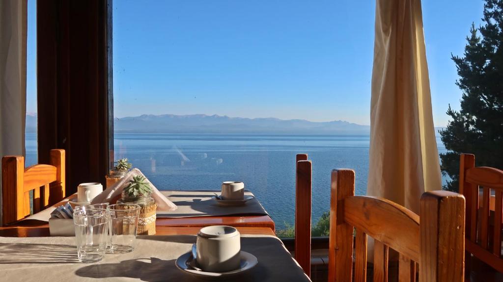 tavolo da pranzo con vista sull'oceano di Hostería Nórdico Lake by Nordic a San Carlos de Bariloche