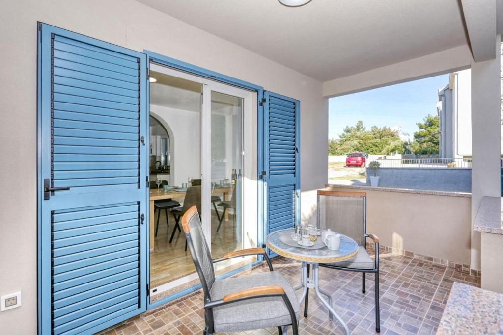 Balkon lub taras w obiekcie Beach front Holiday home Victoria in beautiful nature - by TA Leut Agency