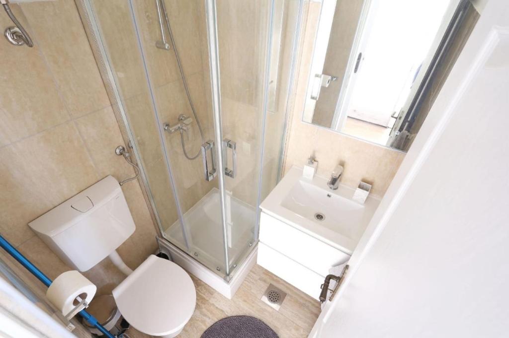 Łazienka w obiekcie Beach front Holiday home Victoria in beautiful nature - by TA Leut Agency
