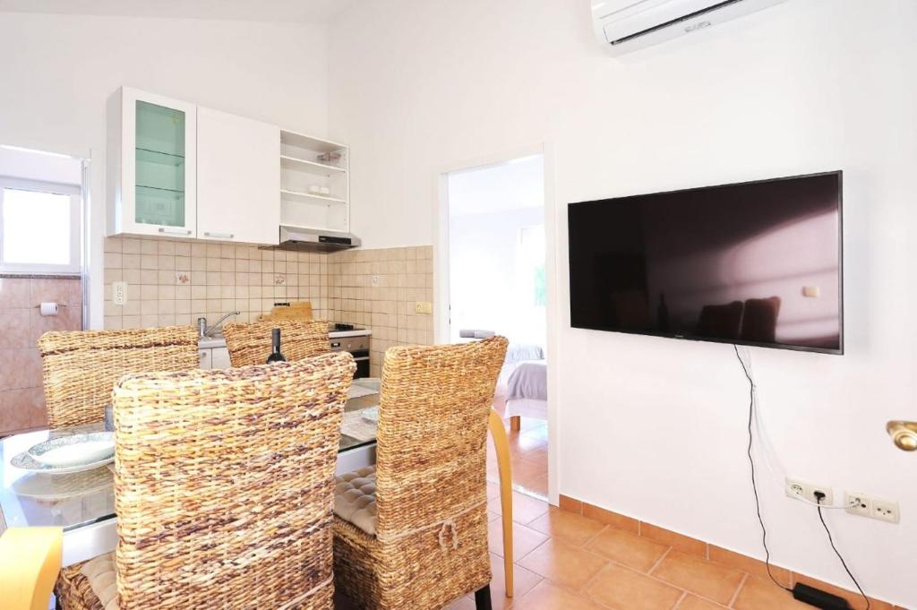 Telewizja i/lub zestaw kina domowego w obiekcie Beach front Holiday home Victoria in beautiful nature - by TA Leut Agency