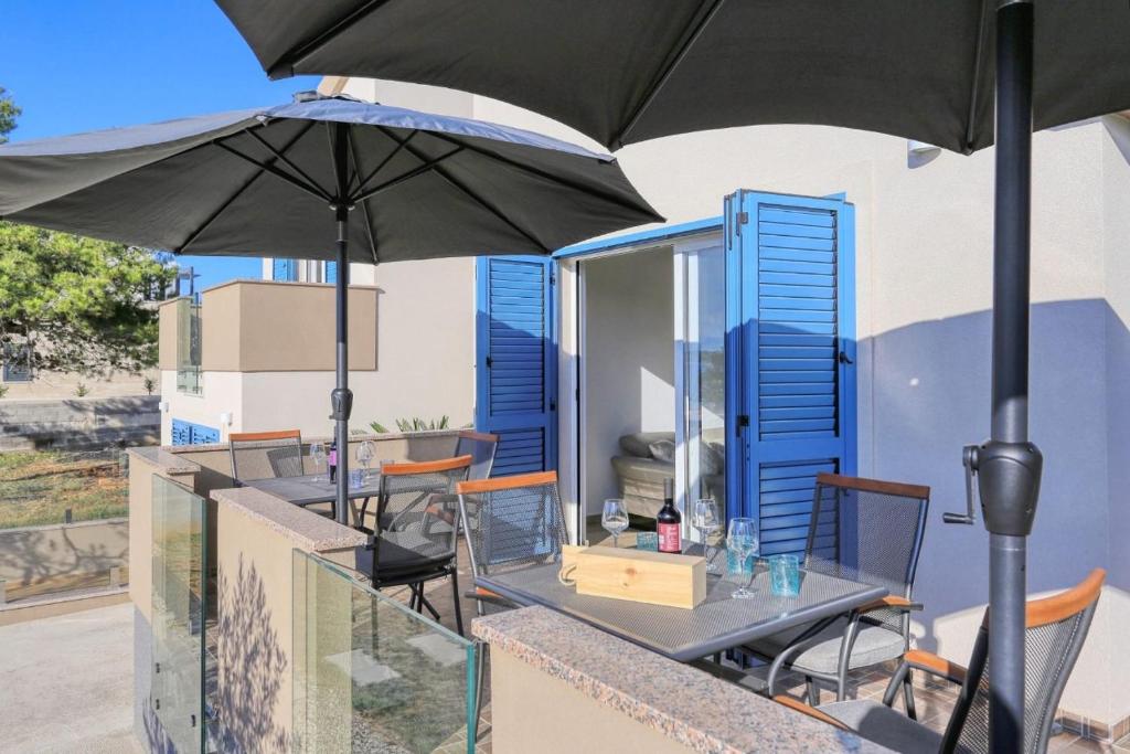 Balkon lub taras w obiekcie Beach front Holiday home Victoria in beautiful nature - by TA Leut Agency