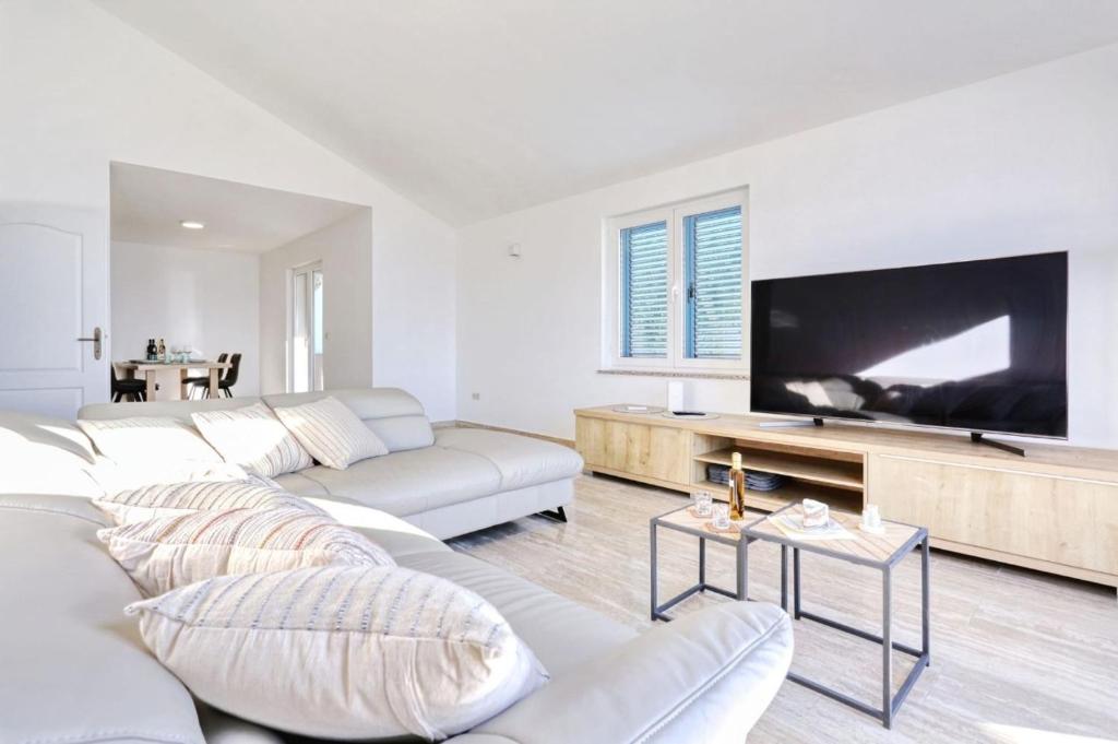 Telewizja i/lub zestaw kina domowego w obiekcie Beach front Holiday home Victoria in beautiful nature - by TA Leut Agency