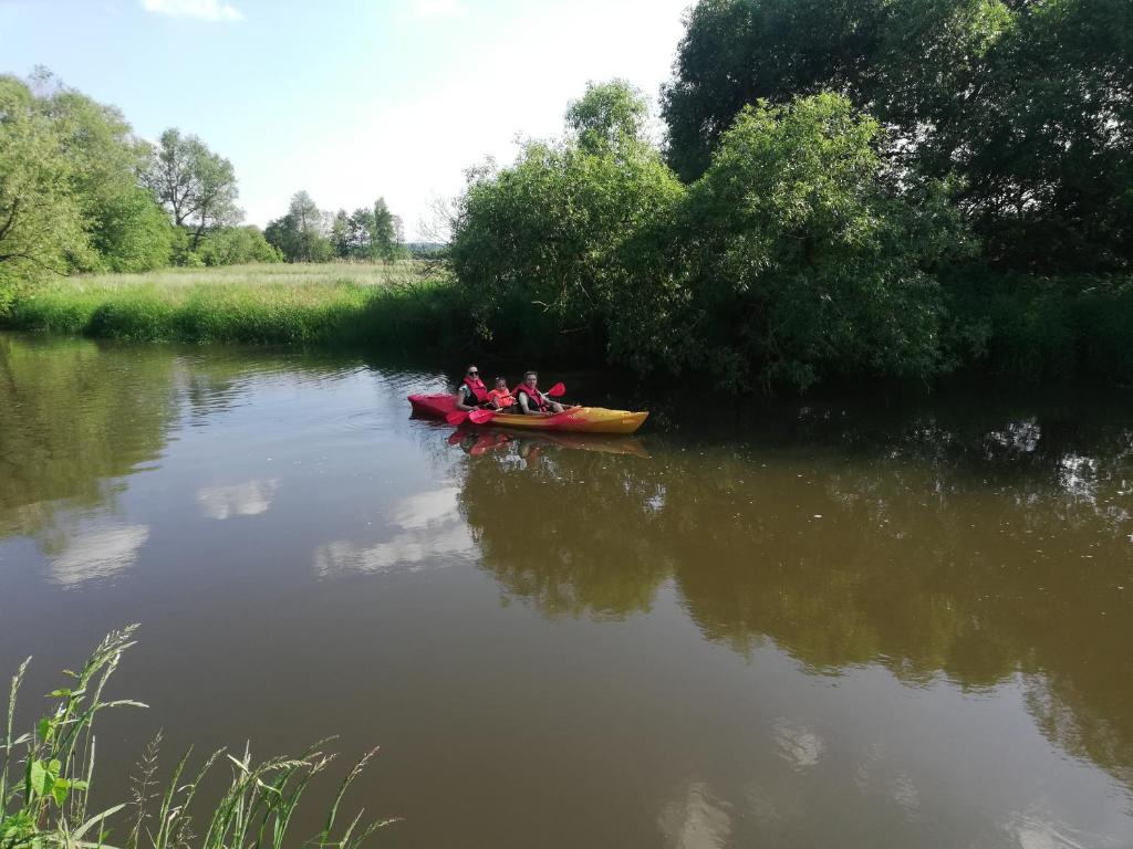Widok na rzekę nieopodal tego domu w stylu alpejskim