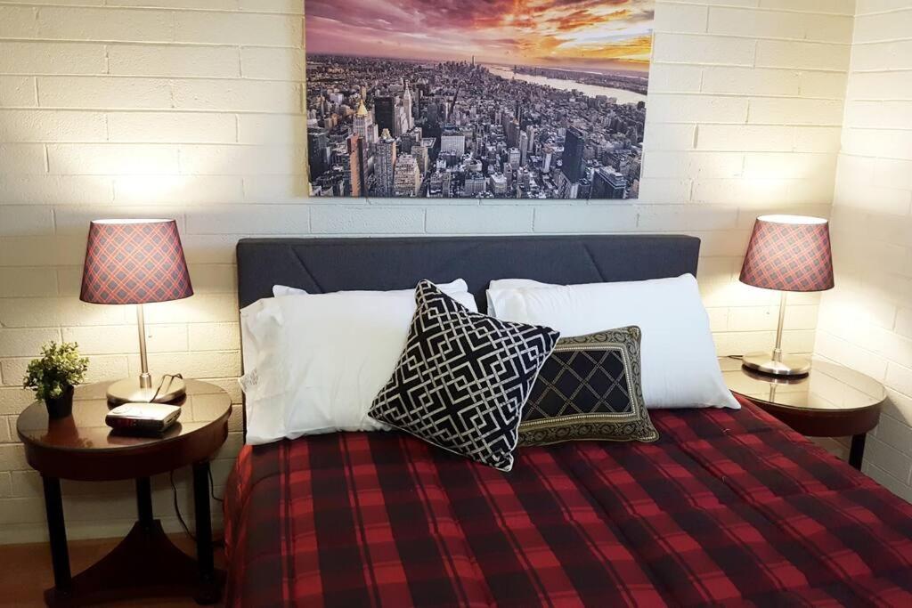 - une chambre avec un lit, 2 tables et 2 lampes dans l'établissement Tempe ASU Hot location 2 Bed Cozy Convenient, à Tempe