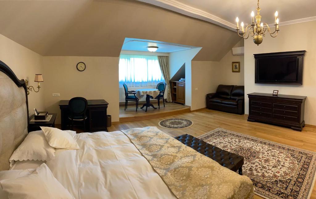 Conacul Cornu 1945 - Deluxe Queen Room