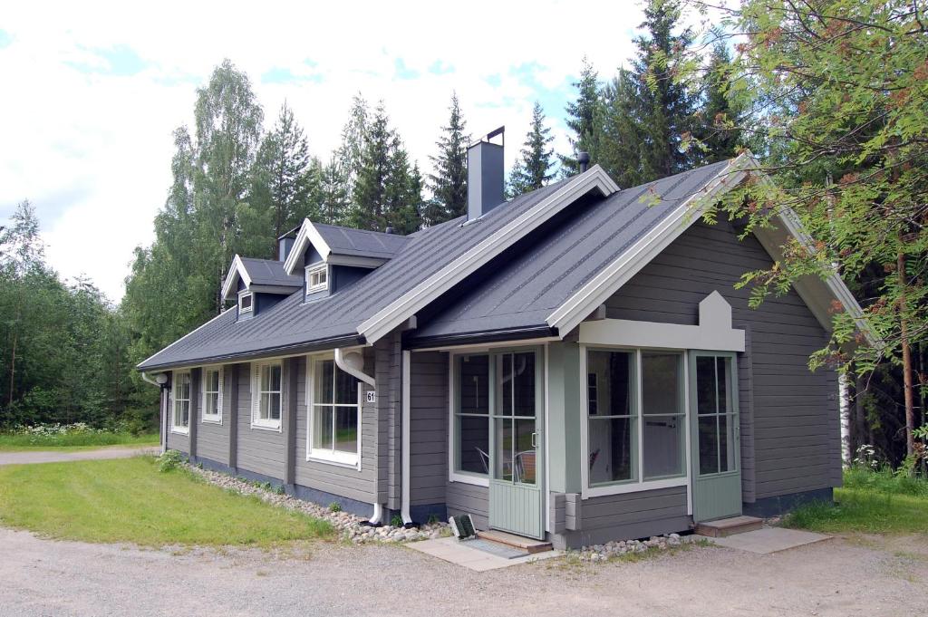 una casa gris con techo negro en Keurusharju Apartments, en Keuruu