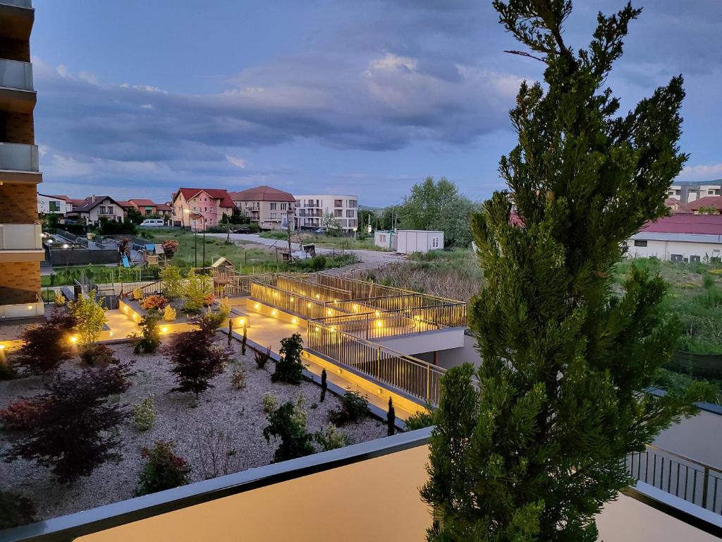 Vistas a un edificio con un patio con luces en Dacrilo Apartments Cluj-Napoca 12 en Cluj-Napoca