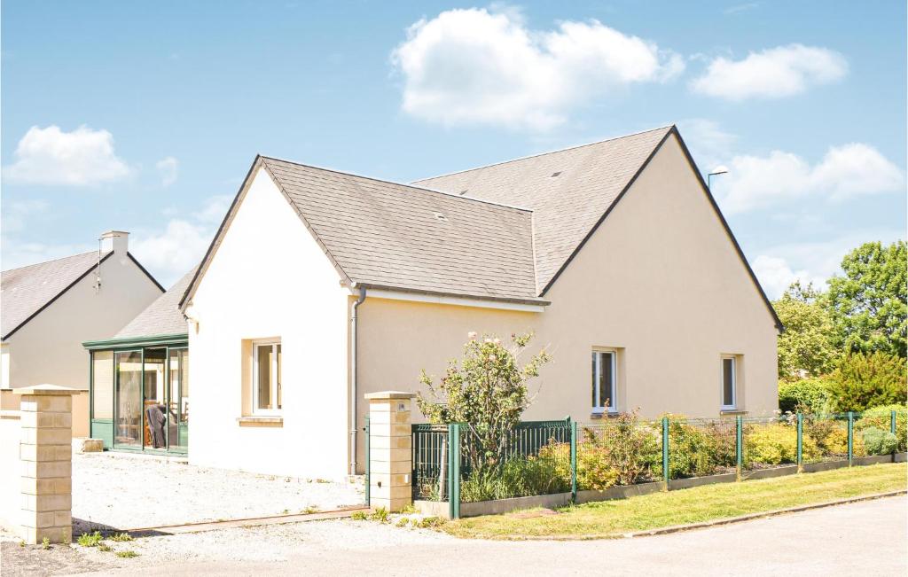 uma casa branca com um telhado cinzento em Cozy Home In Sainte-mre-glise With Wifi em Sainte-Mère-Église