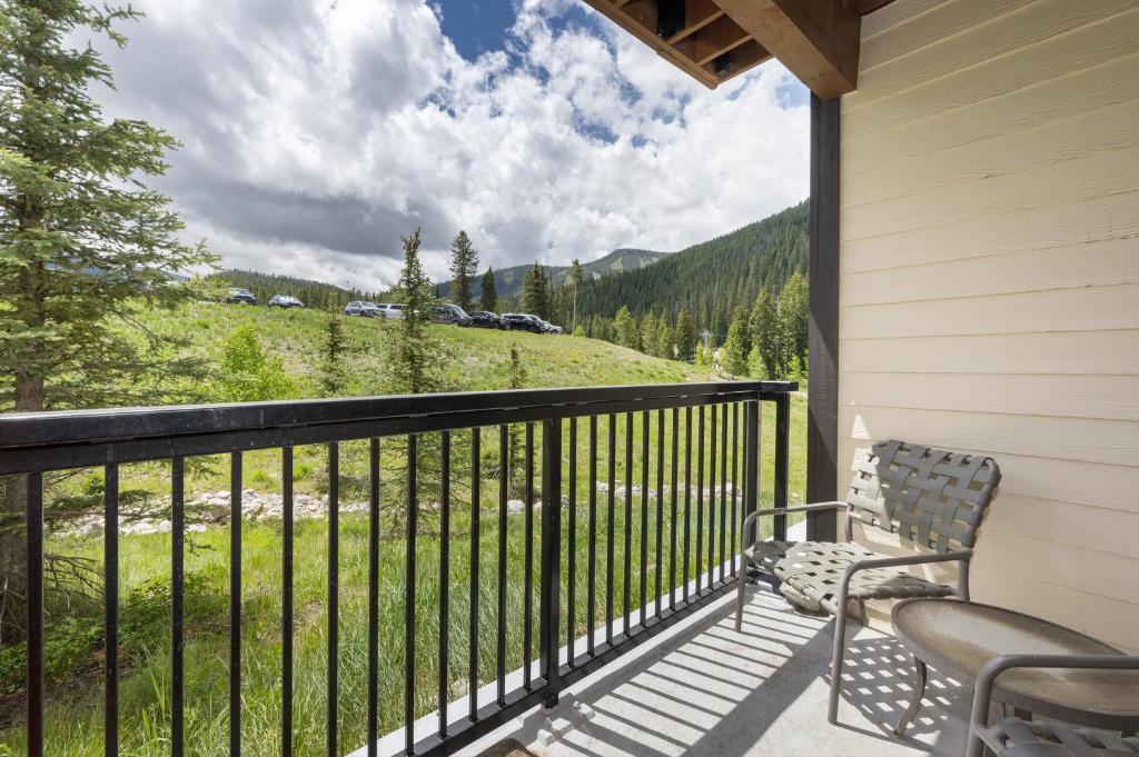 balcone con panchina e vista sulle montagne di 4368 Founders Pointe Cozy WP Village Condo a Winter Park