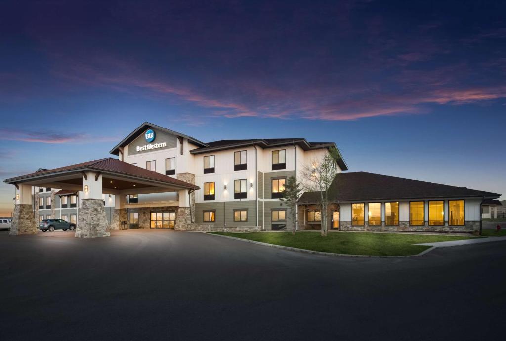 a rendering of a hotel at night at Best Western Shelby Inn & Suites in Shelby