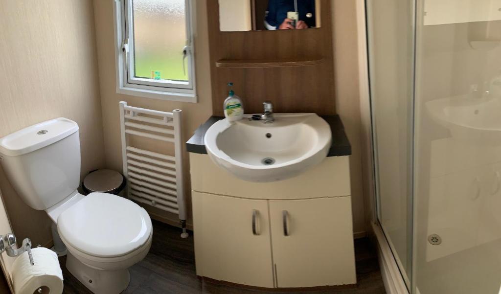 ein kleines Bad mit WC und Waschbecken in der Unterkunft Ferienhaus Nr916 Persdirekt am Wattenmeer mit Meerblick, hundefreundlich eingezäunt in Westerland