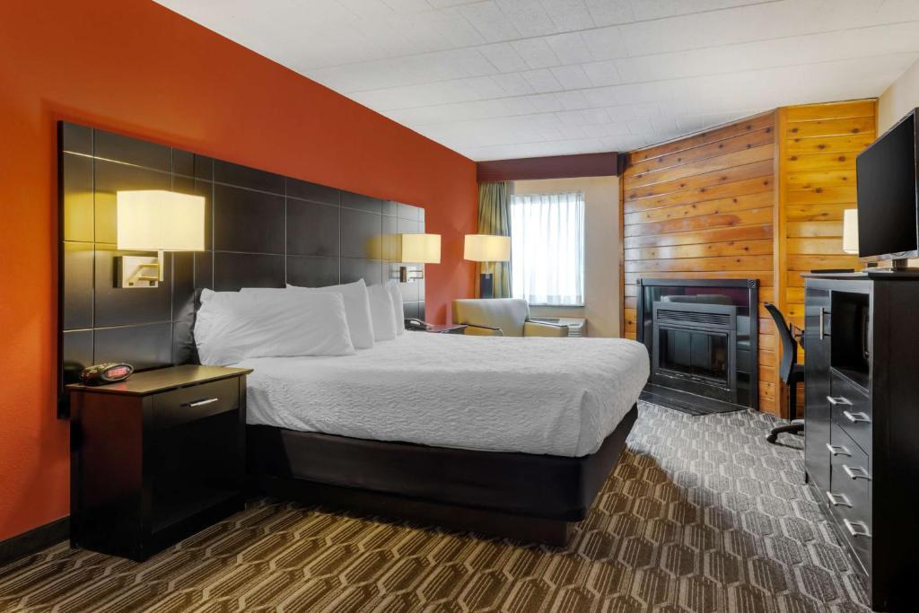 Postel nebo postele na pokoji v ubytování BEST WESTERN PLUS Poconos