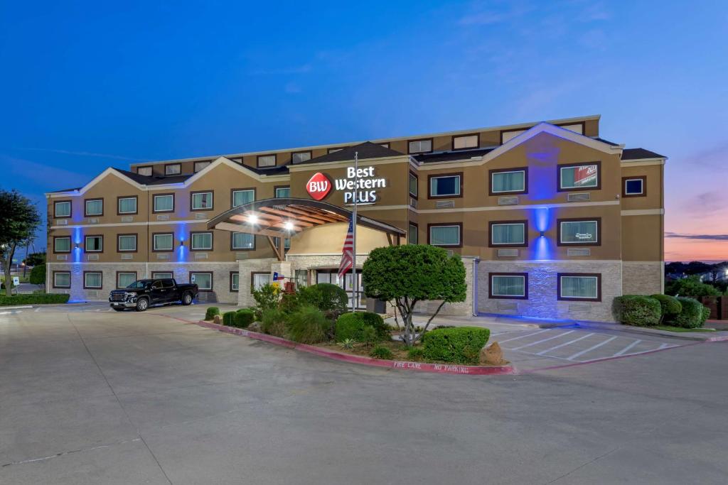 a hotel with a sign that reads best western plus at Best Western Plus Arlington North in Arlington