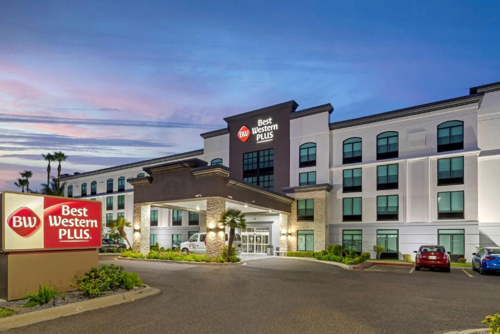Best Western Plus McAllen Airport Hotel في ماكالين: تقديم فندق بافضل لافتة غربية +
