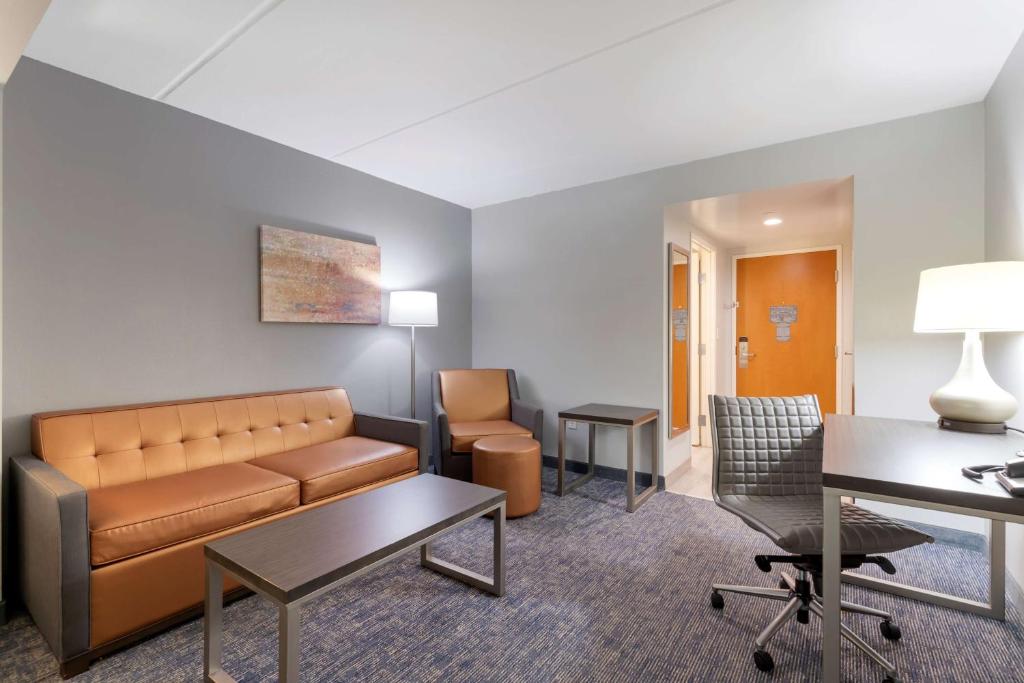Best Western Plus McAllen Airport Hotel - King Room Met Bankbed
