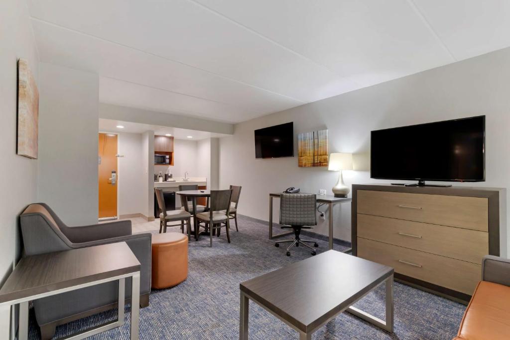 Best Western Plus McAllen Airport Hotel - King Suite