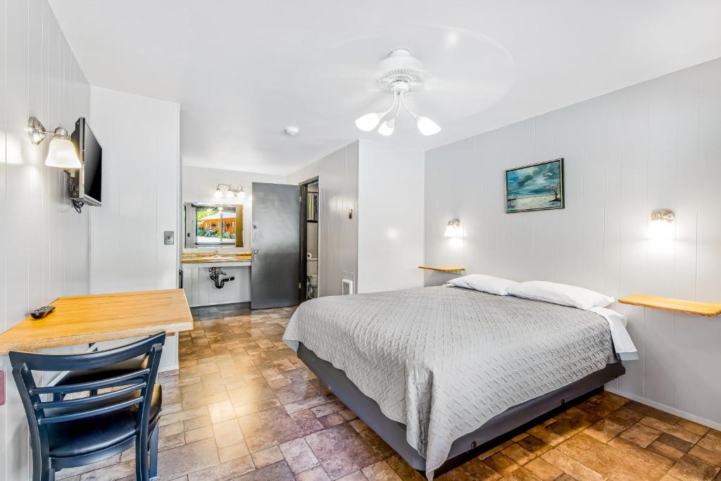 Ένα ή περισσότερα κρεβάτια σε δωμάτιο στο Quilcene Room 1 at Mount Walker Inn
