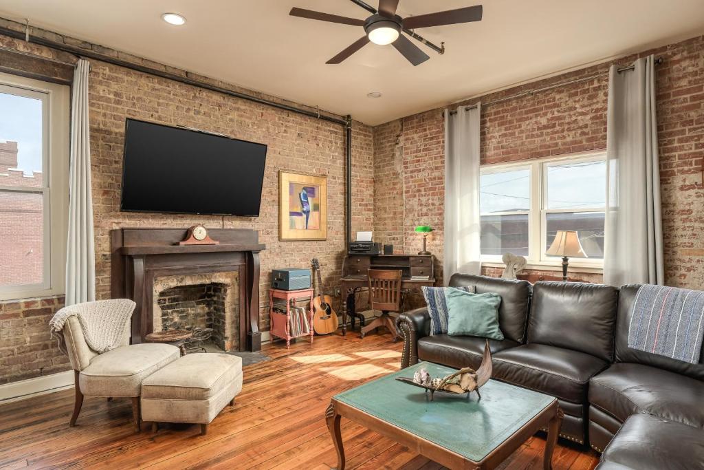 sala de estar con sofá y chimenea en Nooga Loft, en Chattanooga