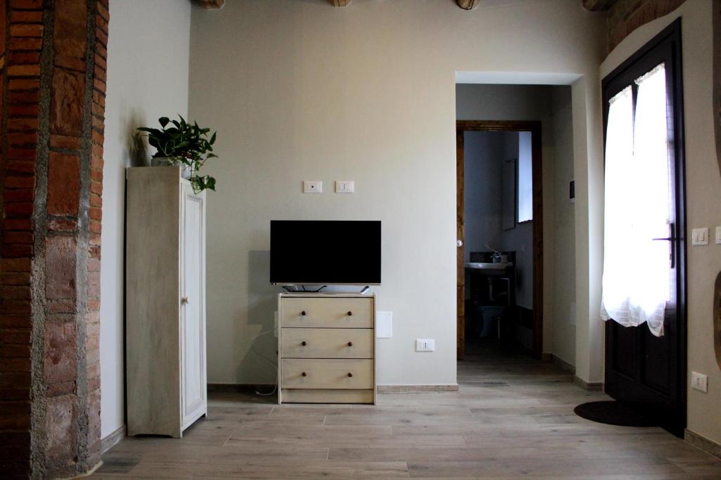 Televízia a/alebo spoločenská miestnosť v ubytovaní Agriturismo Fonte Belvedere