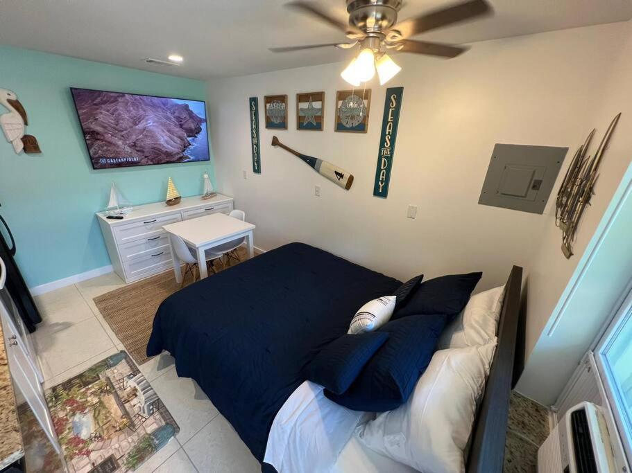 een slaapkamer met een bed en een plafondventilator bij Luxury Zin Star - Studio in Fort Lauderdale