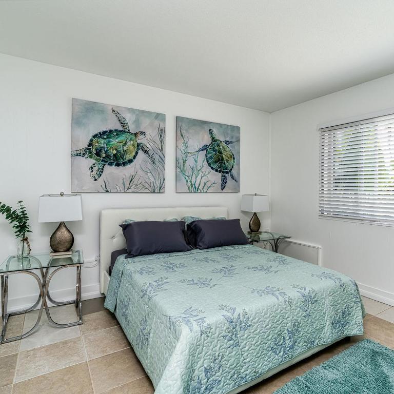 Llit o llits en una habitació de 2bd home with private backyard near the beach