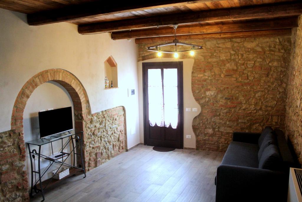 Televízia a/alebo spoločenská miestnosť v ubytovaní Agriturismo Fonte Belvedere