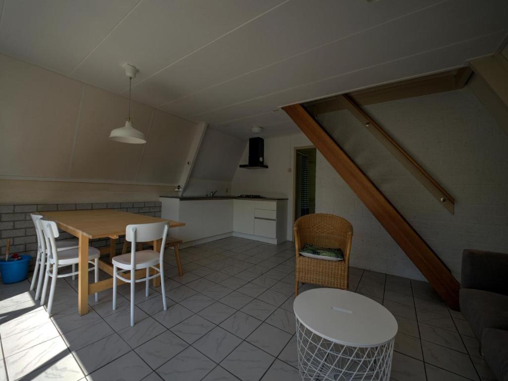 Fotografie z fotogalerie ubytování Cosy holiday home in Eerbeek with balcony terrace v destinaci Eerbeek