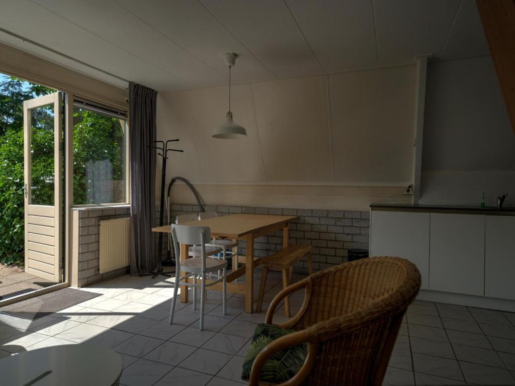 Fotografie z fotogalerie ubytování Cosy holiday home in Eerbeek with balcony terrace v destinaci Eerbeek