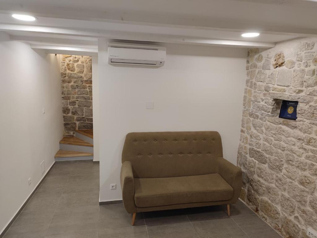 Posedenie v ubytovaní S-Rooms