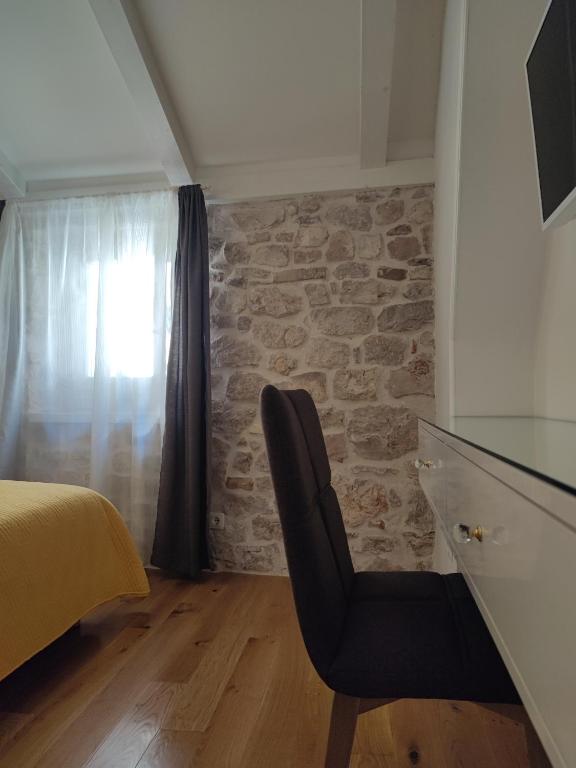 Televízia a/alebo spoločenská miestnosť v ubytovaní S-Rooms