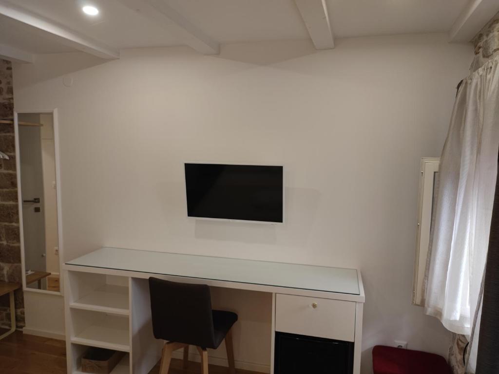 Televízia a/alebo spoločenská miestnosť v ubytovaní S-Rooms