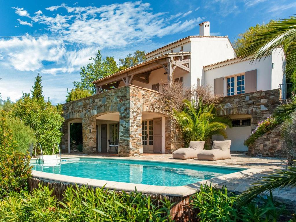 une villa avec piscine devant une maison dans l'établissement Villa in Cavalaire with Sea View & Pool, à Cavalaire-sur-Mer