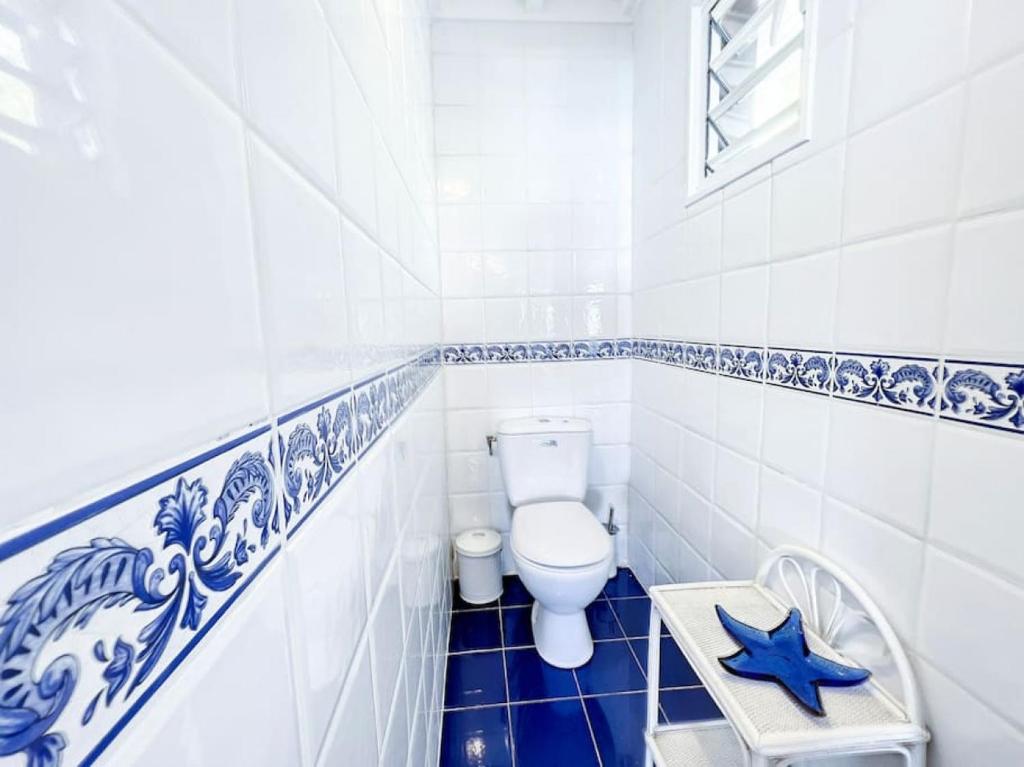 Koupelna v ubytování Blue Room in a shared Villa Diamant with communal pool and sea view