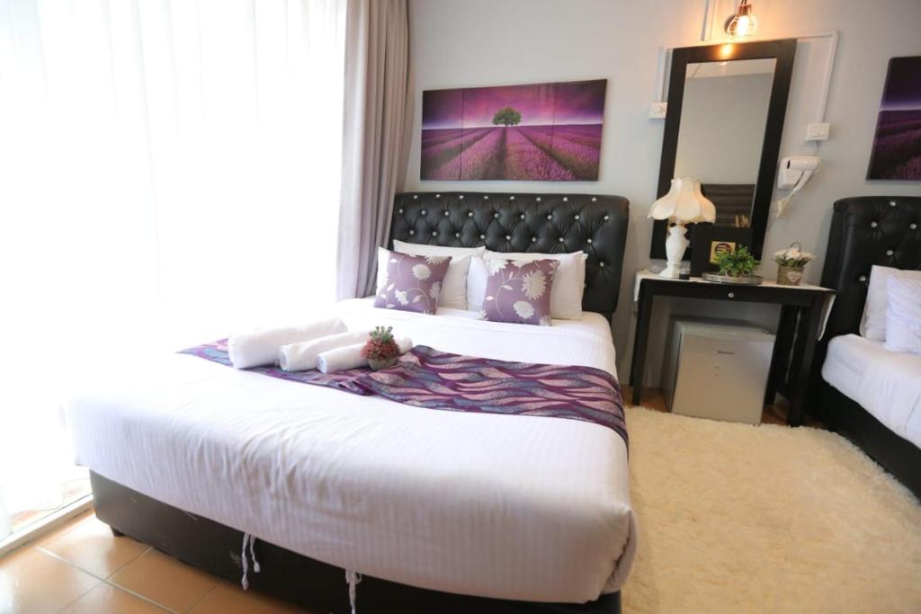 Postel nebo postele na pokoji v ubytování Ghazrin's Garuda Hotel