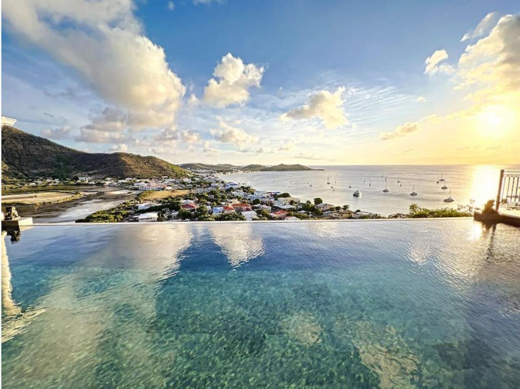 בריכת השחייה שנמצאת ב-Frangipani Room in shared Villa Diamant, swimming pool, sea view או באזור
