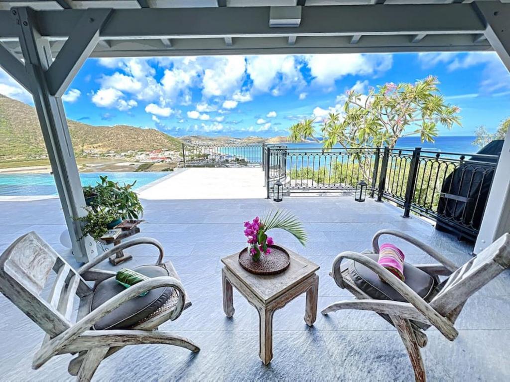 Frangipani Room in shared Villa Diamant, swimming pool, sea view - Villa De Luxe
