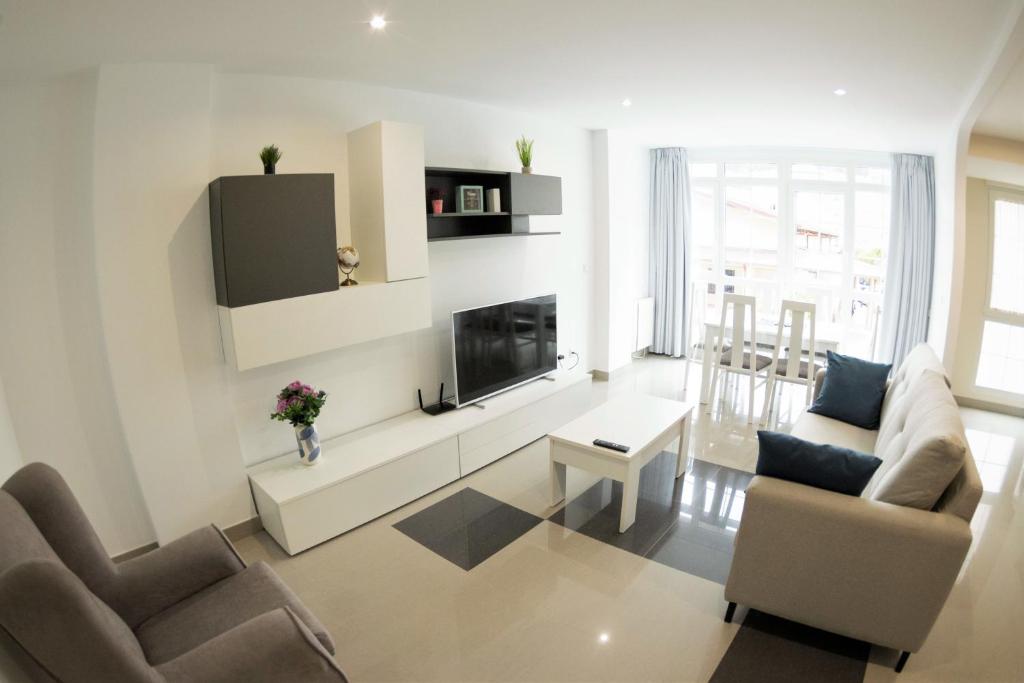 Televízia a/alebo spoločenská miestnosť v ubytovaní Mercado Cee Galitrips Apartment